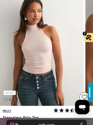 Ljusrosa halterneck high neck topp från Nelly - Säljer en ljusrosa polotopp från Nelly. Toppen är ärmlös med hög krage och har en tight passform som framhäver figuren. Perfekt att styla med jeans eller kjol.