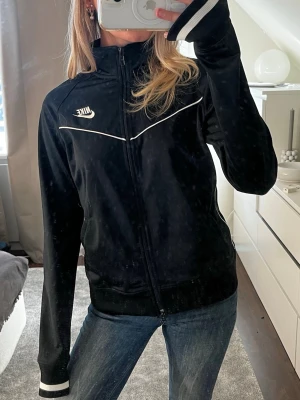 Svart ziptröja från Nike x Les Mills - Snygg svart ziptröja från Nike i storlek S/M💓