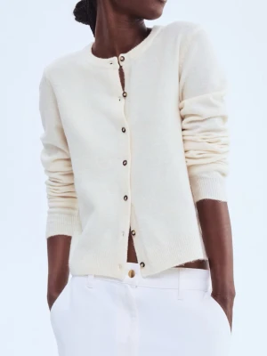 Kofta H&M - Jättesöt beige/vit kofta från h&m, säljer eftersom den inte används. Superskönt material och passar bra till vardags. Jättefint skick, inga defekter. Kom privat för fler bilder ❣️