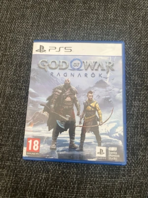 God of War Ragnarök PS5 spel - Säljer God of War Ragnarök till PS5. Spelet kommer i ett blått plastfodral med snyggt omslag där Kratos och Atreus syns mot en isande bakgrund. Perfekt för dig som gillar action och äventyr i nordisk mytologi.