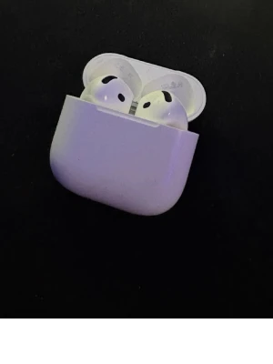  AirPods gen 4 vänster  - Säljer den vänstra airpoden gen 4 eftersom har 2 st ingen användning t båda! (ANC)