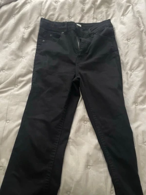 Svarta jeans - Svarta jeans, storlek S❤️
