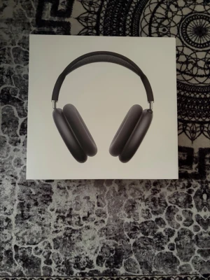 Apple AirPods Max hörlurar svart - Säljer ett par Apple AirPods Max i svart. Over-ear design med mjuka öronkuddar och justerbart huvudband i metall och mesh. Grym ljudkvalitet, stilren och modern look. Perfekta för musik, film och gaming.