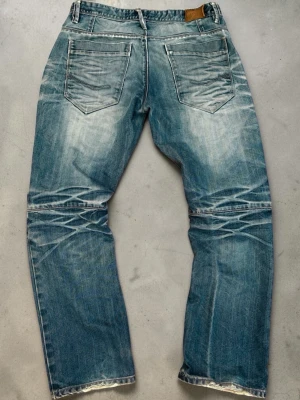 Vintage faded denim jeans 👖🌊 heavy whiskering - Hard vintage denim with strong natural fading and crazy whisker patterns 🔥  These jeans have a super worn-in look with heavy fades on the back and knees – perfect for a raw vintage or streetwear fit.   🧵 Classic blue wash 🔥 Heavy whiskering & contrast fades 🌀 Unique wear patterns – no pair alike 👖 Straight/regular/ Little bootcut fit  Size W36 L32  The pants may have holes, stains, fraying, unpleasant odors, or missing buttons or damaged zippers. 