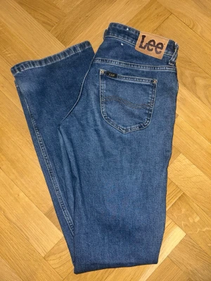 Lee jeans  - Lee jeans i storlek W26 L32. Lågmidjade bootcut De är knappt använda men har en fläck vid framfickan, syns på bilderna! 