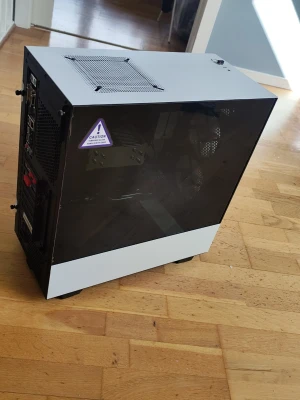 Svart och vit stationär dator med MSI - Snygg stationär dator i svart och vitt med sidopanel i glas. Utrustad med MSI Z170A PC MATE moderkort, MSI grafikkort och röd LED-belysning. Chassit är från NZXT och har en modern design med metall och glas. Perfekt för gaming. Intel Core I7 4,2GHz. 16gb Viper Ram. 