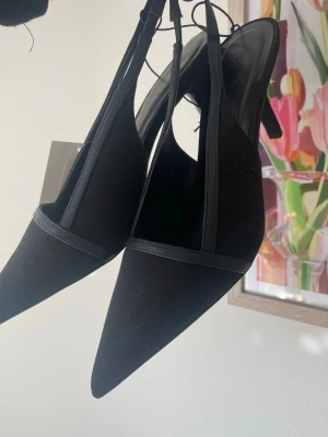 Svarta spetsiga pumps med remmar - Säljer ett par svarta pumps med spetsig tå och tunna remmar.  Från H&M, nyskick!❤️‍🔥 Strl 37. 