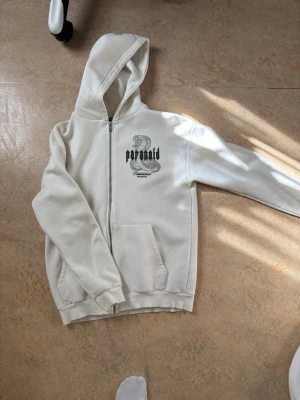 Vit hoodie med tryck Paranoid - Säljer en vit hoodie från New Yorker. Kan gå ner i pris vid snabbt köp. 