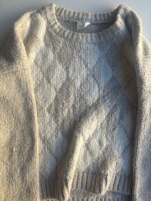 Vintage Abercrombie and fitch tröja - Är öppen till prisförslag! Mysig beige stickad tröja med diskret diamantmönster på framsidan. Tröjan har rund halsringning, långa ärmar och ribbade muddar vid ärmslut och nederkant. Perfekt för kalla dagar och enkel att matcha med olika outfits. Ser vintage ut. XXS= 11/12 år.