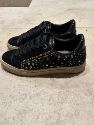 Zadig skor - Snygga svarta sneakers med glittriga nitar och stenar i silver och guld på sidorna. Super fina till våren😍