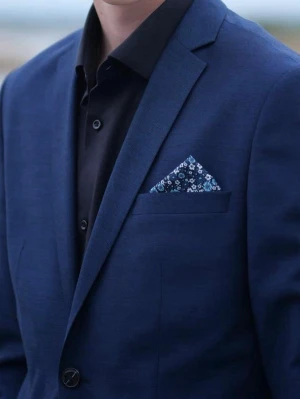 Marinblå kostym  - Snygg marinblå kostym med matchande kavaj och byxor. Snygg lyster i tyget. Super slim. Jack & Jones premium