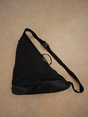 Konståkningsväska svart - Konståkningsväska från oxelo i svart. Funkar även för rullskridskor. Använd men är fortfarande i mycket fint skick. OBS- Handduk medföljer EJ. Väskan har 2 fack för varsin skridsko, 1 litet fack för handduk/snurrplatta, 1 litet fack för tillbehör som vantar, extra snören, hårsnoddar osv. Minns inte nypris men skulle gissa 200-300kr. 