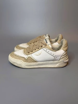 Zadig & Voltaire Skor - ‼️VI TAR EJ BYTEN‼️ Zadig & Voltaire sneakers | Skick: 8/10 | Storlek 37 EU | ingår enbart skorna vid köp! | Fraktar inom 24H efter köp på köparens bekostnad 📦💨 | Hör av dig vid minsta fråga eller fundering 💭 