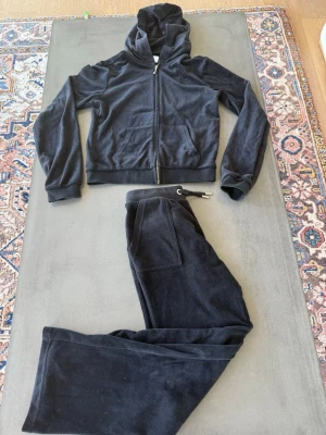 Populärt mysigt Juicy Couture set - Svart populärt, coolt Juicy Couture set i mjukt och skönt material. Perfekt att ha både hemma och ute🌟Väldigt bra skick, använda bara ett par få tal gånger.