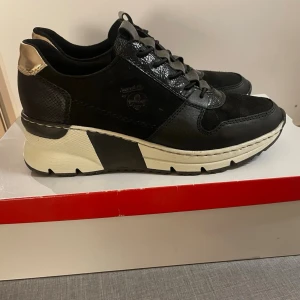 Svarta sneakers från Rieker - Använda på en kort promenad.