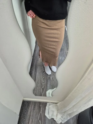 Beige/brun kjol - Kjolen har en slits på båda sidor längst ner, vilket ger en fin detalj❣️ Den är i stretchigt material och är jättebekväm Inga tecken på användning !