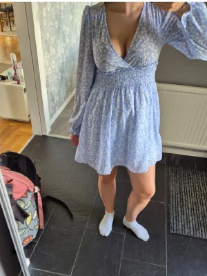 Blå blommig sommarklänning - Fin sommarklänning med v-ringning, stretch i midjan❣️ Passar mig som har S Inga tecken på användning