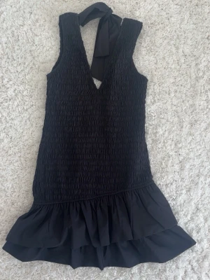 Svart Zara klänning - Superfin klänning med rosett i ryggen. Ny utan prislapp, aldrig använd. 