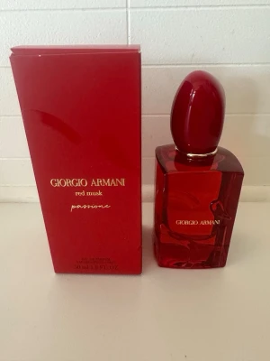 Giorgio Armani ’Si Passione Red Musk’ - Giorgio Armani ’Si Passione Red Musk’ 50ml (Som ny, ca 99% kvar). 