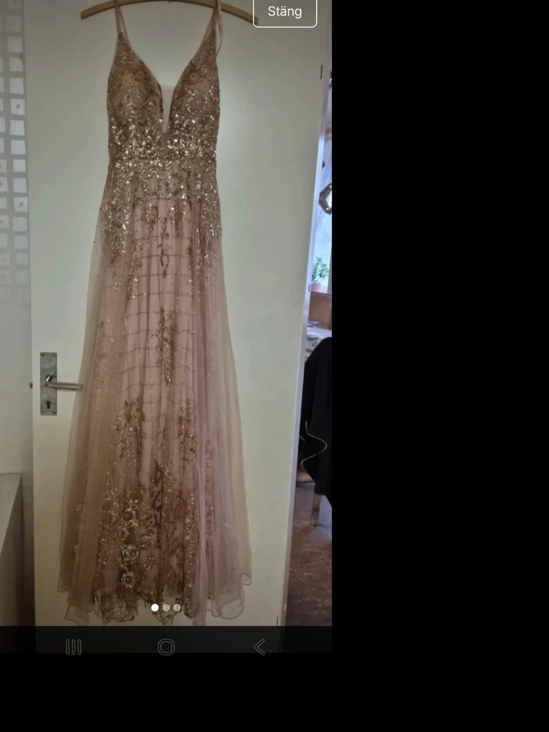 Glittrig långklänning med spetsdetaljer