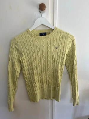 söt gul tröja från gant - jätte fin gul tröja från gant i storlek XS💛 tyvärr har den lite gammalt smink på ärmen som inte går bort.
