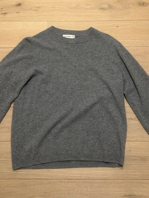 Grå cashmere-tröja A DAY’S MARCH - Mysig grå stickad tröja från A DAY’S MARCH i mjuk 100% cashmere. Tröjan har rund halsringning, långa ärmar och ribbade muddar vid ärmslut och nederkant. Enkel och stilren design som passar till allt. Tröjan är i bra skick nästintill oanvänd. Storlek Medium men liten i storleken, skulle säga den är i Small. 