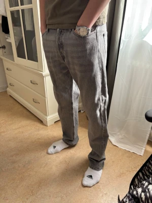 Grå jeans - Säljer ett par grå jeans med rak passform. Kan gå ner i pris vid snabbt köp