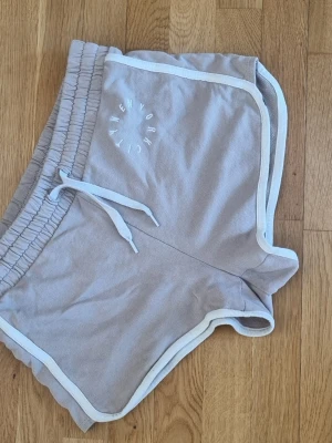 Mjuka shorts - Beiga mjukisshorts  i strl 158