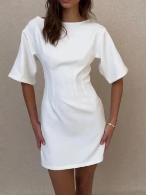 Vit kort klänning - Snygg klänning perfekt till studenten, midsommar och sommaren! Nypris- 399 kr🥰 Ge gärna prisförslag!