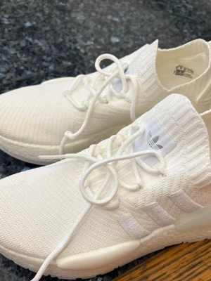 Vita stickade sneakers från Adidas - Säljer ett par fräscha adidas sneakers i storlek 38. Perfekta inför våren och endast använda 3-4 gånger