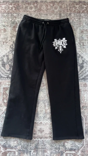 Demont byxor - Säljer då de ej kommer till användning knappt använda. 