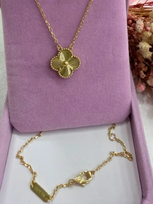 15mm klöver halsband  - Upptäck denna mycket eleganta och hållbara kedja tillverkad av rostfritt stål och pläterad med 18 karats guld. Kedjan har en stämpel som tydligt visas på bilden, vilket bekräftar dess kvalitet och autenticitet.  💎 Stilren design som passar både till vardag och fest 💪 Slitstark och hållbar – behåller sin glans länge ✨ Exklusivt utseende och hög finish  🎁 Ett perfekt val för dig som vill kombinera elegans، kvalitet och hållbarhet i ett smycke.