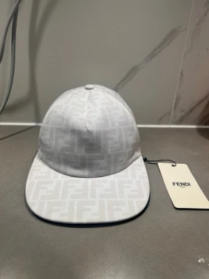 Vit Fendi keps - Snygg vit keps från Fendi. Kepsen är helt oanvänd, och passar perfekt till varje outfit.