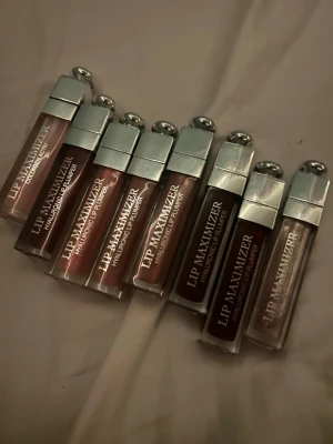 Säljer alla mina 8 Dior Lip Maximizers - Säljer alla mina 8 Dior Lip Maximizers då jag inte längre gillar effekten av plumpande läppar och är i pengarbehov<3 Alla är typ använda iaf en gång. Klicka inte på köp nu utan fråga privat om att köpa först! Färger: 001, 006, 010, en utan färglapp men tror 013, 016, 026, 035 & 103. Har mest haft kvar dem för ”collecting”