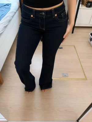 Helt nya bootcut jeans - Säljer ett par mörkblå bootcut jeans med låg midja. Jeansen är helt nya med lappen kvar, de är från H&M och kostar 349 i butik. Jeansen är i strl 36 och är för långa för mig, jag är 153 cm