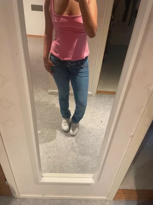 Pepe Jeans - Hej! Säljer jättefina pepe jeans modell venus | Inga skador | Lowaist blå 25/32 | Skulle tänkas passa runt XS och 168-174 cm | Nypris runt 1000kr ✨💕