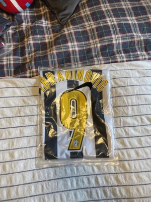 Zlatan Ibrahimovic Juventus 2005-06 Retro Vintage Fotbollströja - Zlatan Ibrahimovic Juventus 2005-06 Retro Vintage Fotbollströja