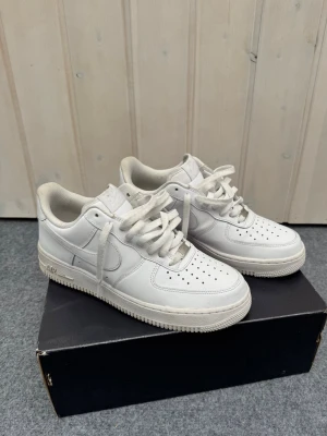 Nike AirForce 1 - Hej, säljer dessa airforce 1tor, skorna är i mycket bra skick! Det är bara att skriva vid fler frågor eller funderingar.