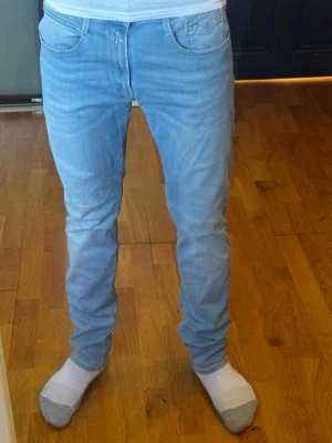 Ljusblåa replay jeans i nyskick - Nyskick - 9,8/10 i skick. Modell Anbass, W32 och längden är ca 96cm (de är nerklippta i butik), han på bilden är 183cm. Nypris ca 1600kr. Säljs billigt p.ga kommande tävlingsavgift lär betalas ✅ Hör av dig vid övriga funderingar ⭐️