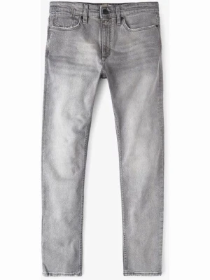 Grå slim fit jeans W32 L30 - Säljer ett par grå slim fit jeans med klassisk femficksmodell och normalhög midja. Jeansen har snygg tvättad look och smal passform som sitter inte för tajt vid benen. Perfekta för dig som gillar en modern och stilren stil.