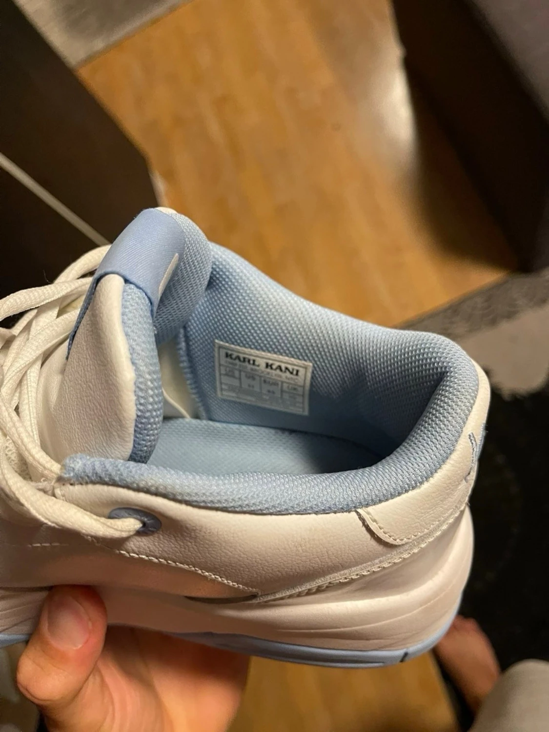 Vita sneakers med ljusblå detaljer - 2