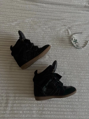 isabel marant skor!  - de är nästan intill helt nya , jag har andvänt dem 3 gånger ungefär perfekt till fester, eller speciella tillfällen! i storlek 38. 
