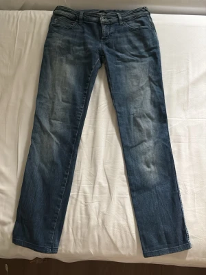 Armani Jeans Slim Fit - Hej! Säljer ett par Armani jeans slim fit storlek 27. Jeansen har feta detaljer, är i bra skick och har en snygg färg. Säljes för 299kr