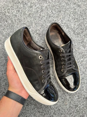 Lanvin uk6 svart - Säljer dessa fantastiskt snygga lanvin skor. Size uk6 som motsvarar 40-41! Skick 7,5+/10. Lite slitet på ena cap toe men annars fina, sulan är behandlad med whitningcream. Nypris 5200kr. Dustbag ingår. Kan gå ner i pris vid snabb affär! Fraktar inom 24H🤩