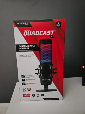 HyperX QuadCast mikrofon - HyperX QuadCast är en svart mikrofon med RGB-belysning, perfekt för streaming och gaming. Den har anti-vibrationsfäste, touch-funktion för att stänga av ljudet och flera upptagningsmönster. Snygg design i metall och plast med stabil fot. Fungersr pefekt och är nästsn helt nytt, kan diskutera priset 