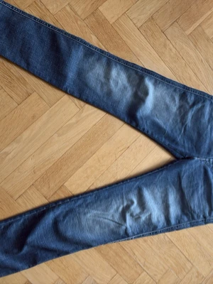 Replay  jeans Anbass - Snygga blå  jeans från replay med klassisk femficksmodell . Jeansen har raka ben och kontrastsömmar. Även helt nya aldrig använt dom pga gillar inte färgen
