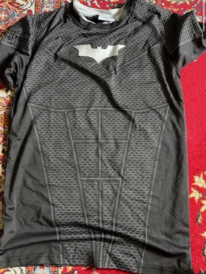 YoungLA compression Shirt  - Batman Collection köpt på Vinted, endast testad av mig och tidigare ägaren, tyvärr för stor för mig så säljer den vidare, betalning sker via Swish köparen står för frakt (spårbart via PostNord) kan även mötas upp i Uppsala eller Gävle