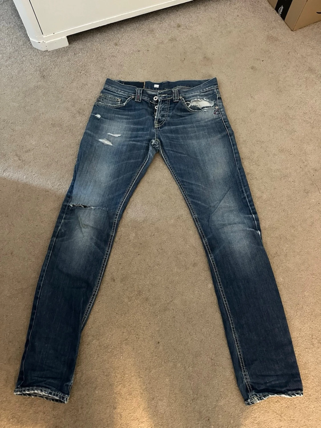 Blå slitna skinny jeans herr