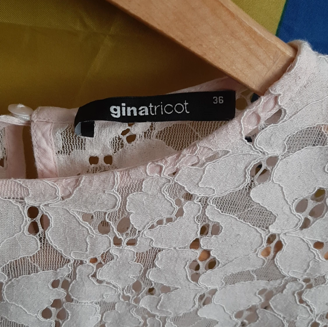 Beige spetsblus från Gina Tricot - 1