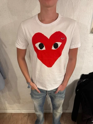 Comme des garcons t-shirt - Äkta tröja från Come des garcons, Med prislapp, Storleken är L. Om du har frågor är det bara att fråga på. Tröja funkar till alla outfits. 